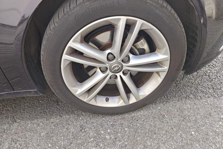 Used Opel Insignia 2013 2.0T Two-Wheel-Drive Luxury Version Right Front Wheel Hub
