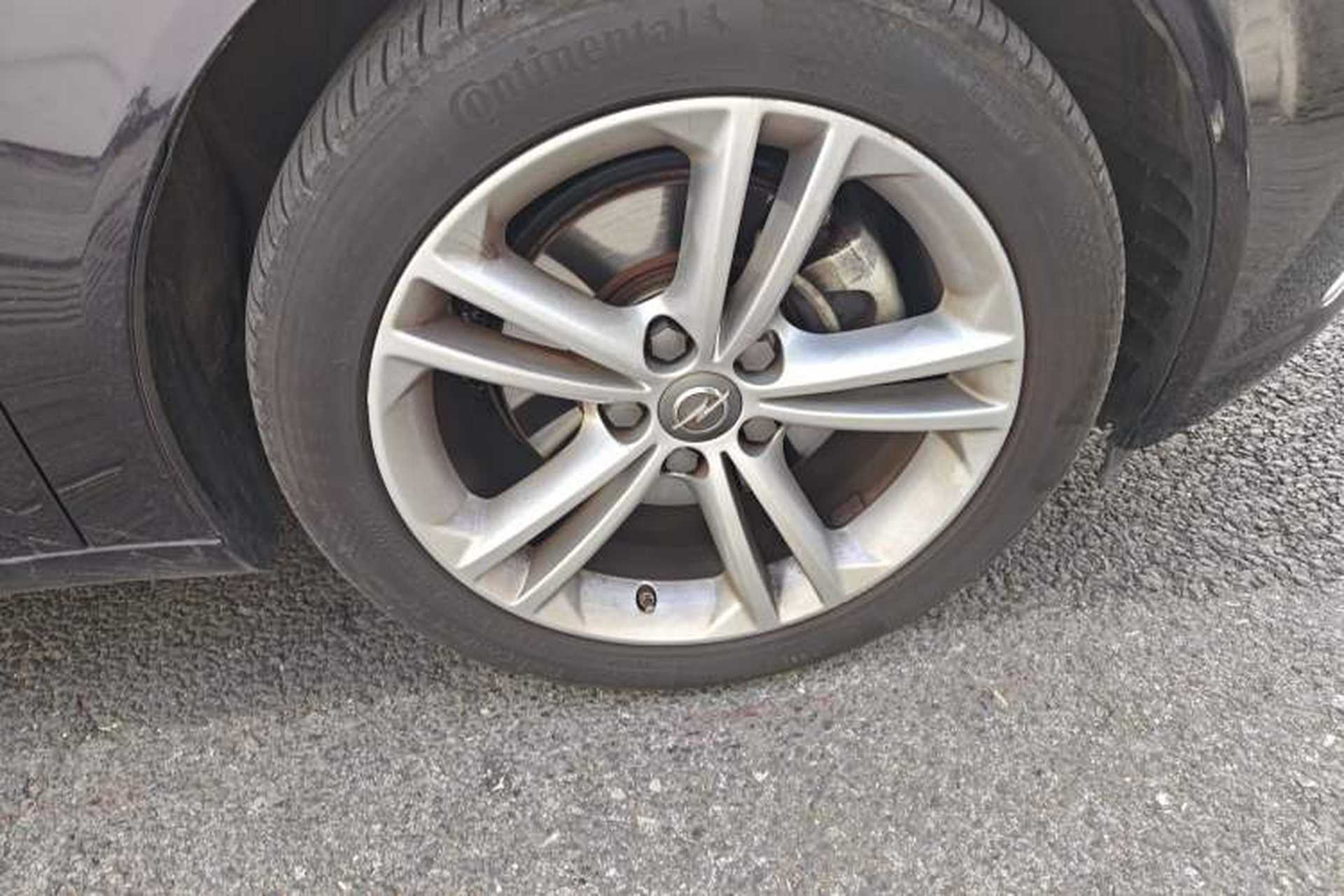 Used Opel Insignia 2013 2.0T Two-Wheel-Drive Luxury Version Right Front Wheel Hub