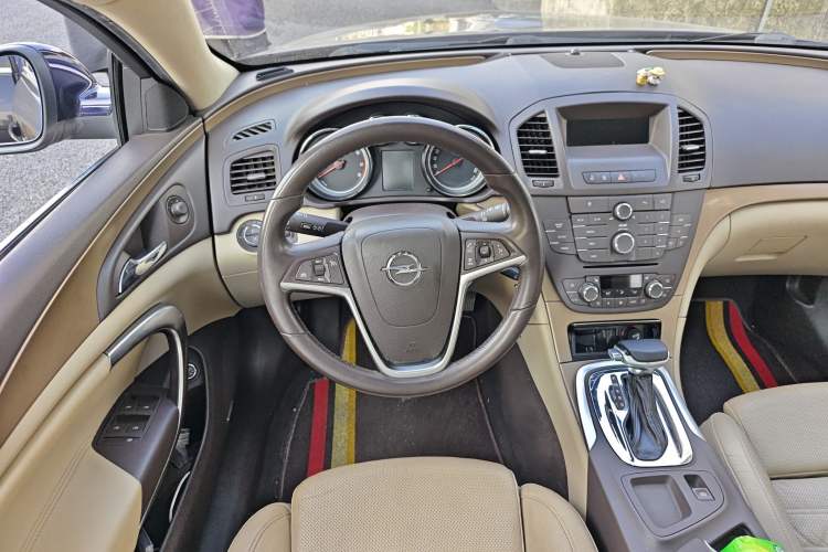 Used Opel Insignia 2013 2.0T Two-Wheel-Drive Luxury Version Steering Wheel