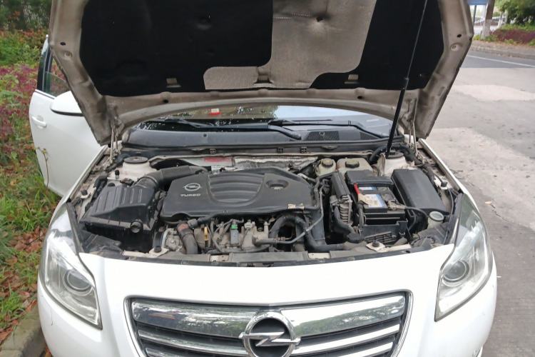 Used Opel Insignia 2013 2.0T Two-Wheel-Drive Luxury Version Engine Bay