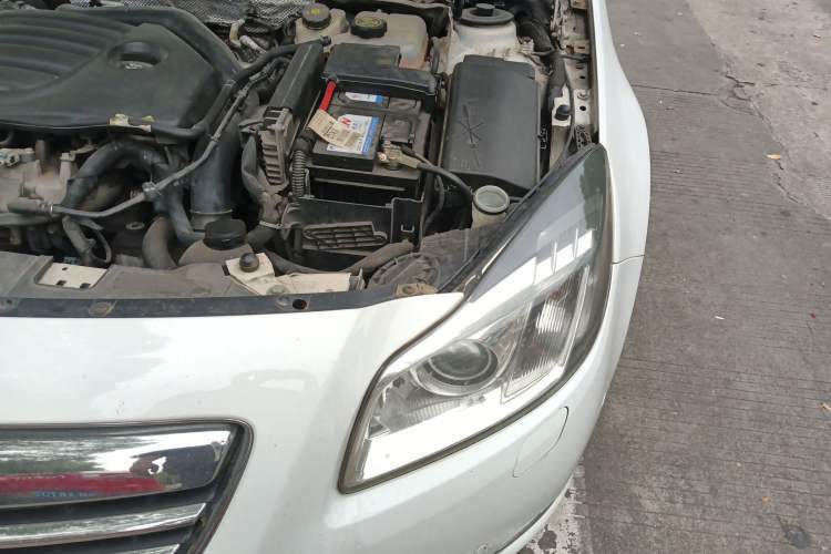Used Opel Insignia 2013 2.0T Two-Wheel-Drive Luxury Version Engine Bay Left