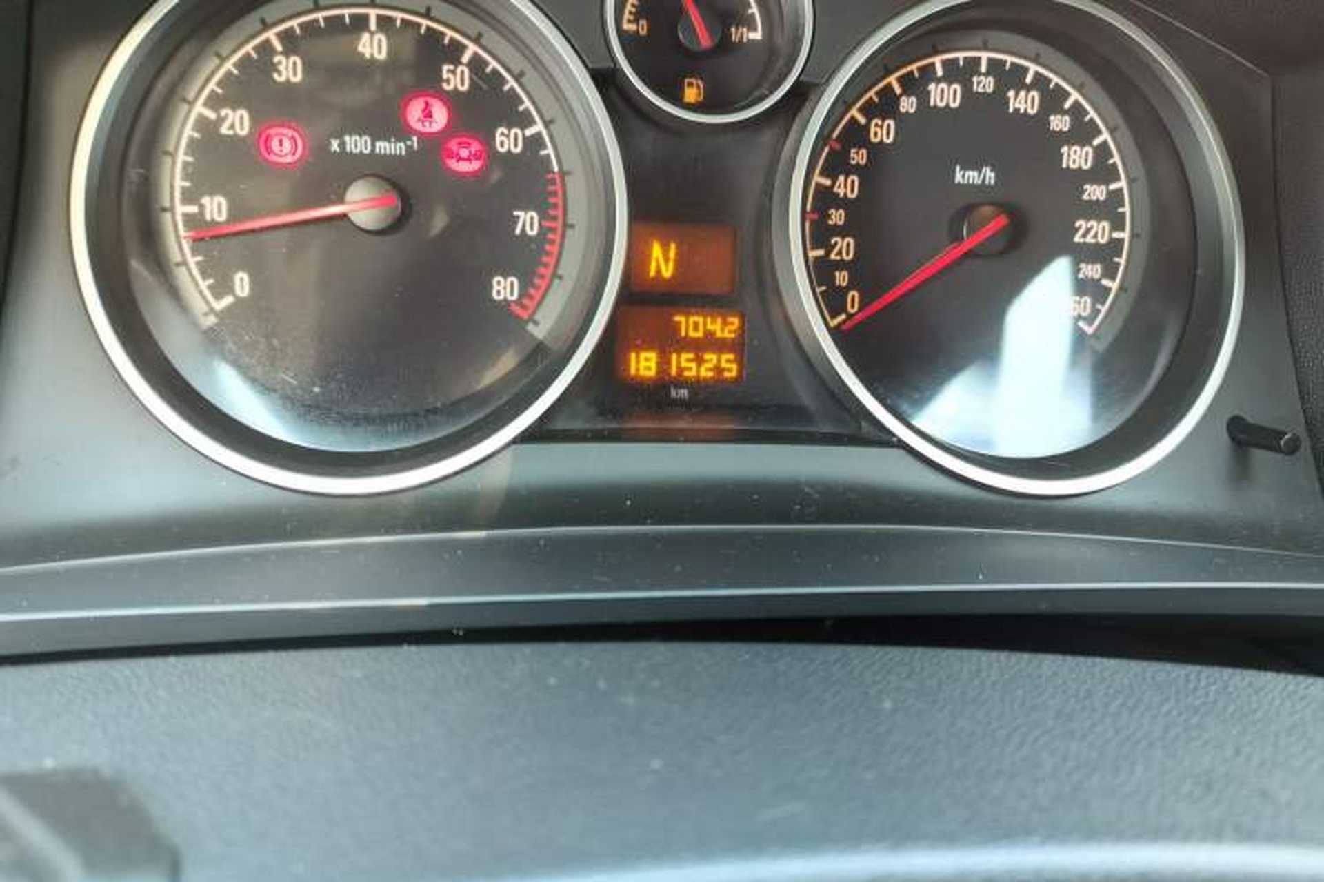 Used Opel Zafira 2010 1.8L MTA Odometer Close Up