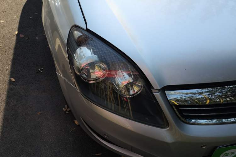 Used Opel Zafira 2010 1.8L MTA Right Front Headlight