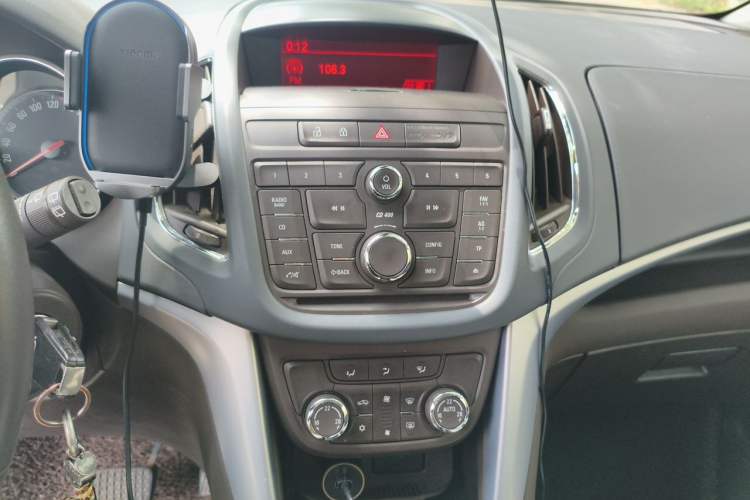 Used Opel Zafira 2013 1.4T Five-Seat Comfort Version Audio And AC Panel
