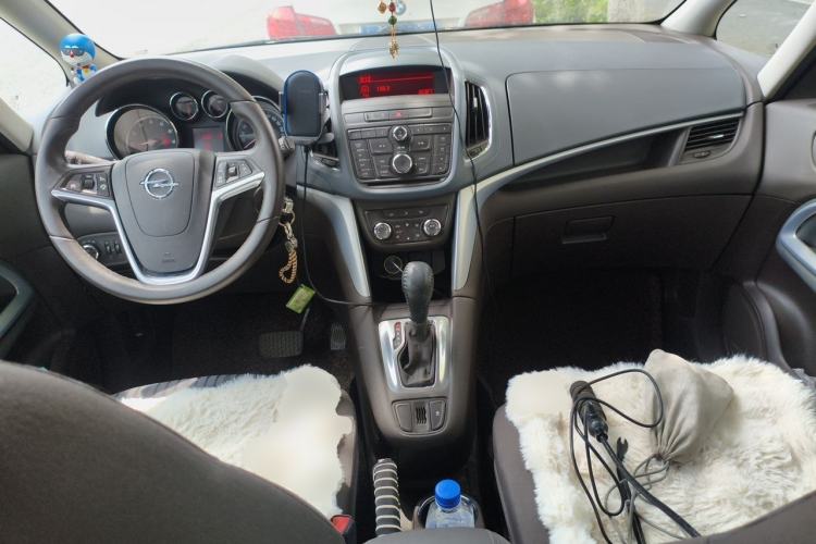 Used Opel Zafira 2013 1.4T Five-Seat Comfort Version Center Console