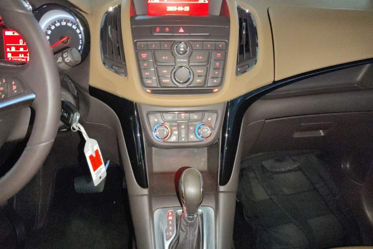 Used Opel Zafira 2013 1.4T Seven-Seater Luxury Model Audio And AC Panel