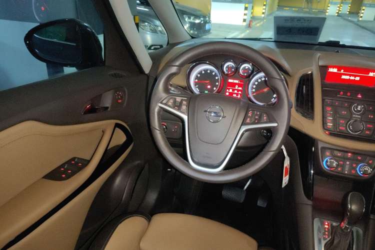 Used Opel Zafira 2013 1.4T Seven-Seater Luxury Model Steering Wheel