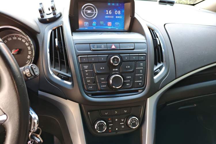Used Opel Zafira 2013 1.4T Five-Seat Comfort Version Audio And AC Panel