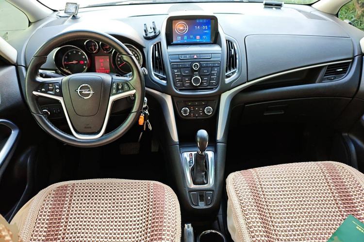 Used Opel Zafira 2013 1.4T Five-Seat Comfort Version Center Console
