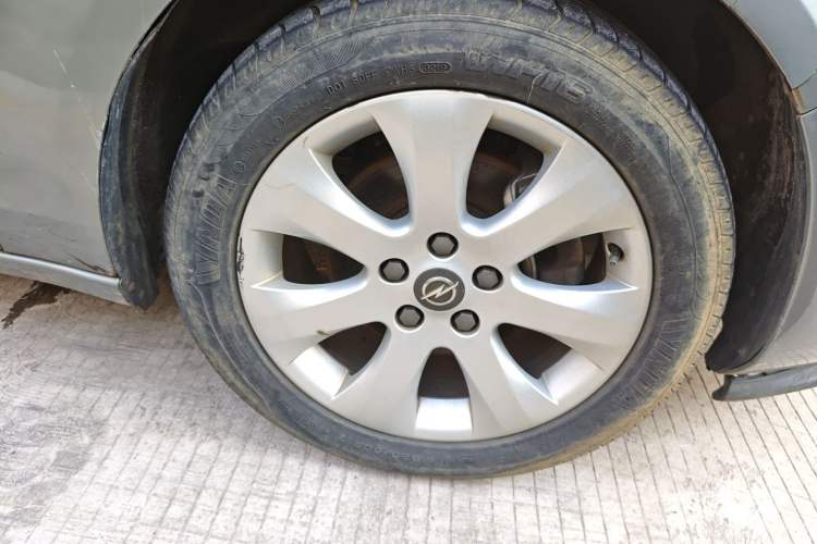 Used Opel Zafira 2013 1.4T Five-Seat Comfort Version Right Front Wheel Hub