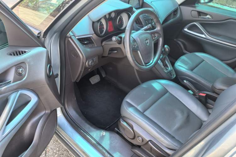 Used Opel Zafira 2013 1.4T Five-Seat Comfort Version Interior 4