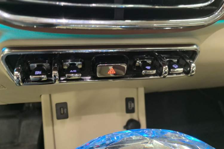 Used ORA Ballet Cat 2022 401 km Alice Edition Audio And AC Panel