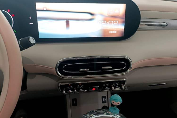 Used ORA Ballet Cat 2022 500 km Swan Lake Edition Audio And AC Panel