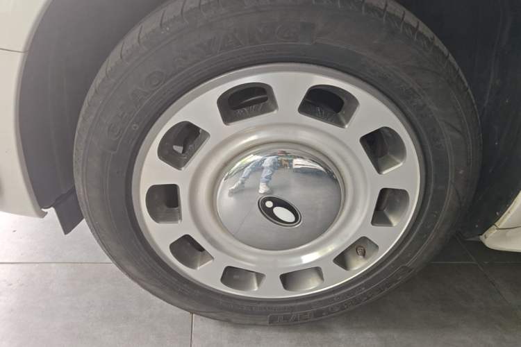 Used ORA Ballet Cat 2022 401 km Alice Edition Left Front Wheel Hub