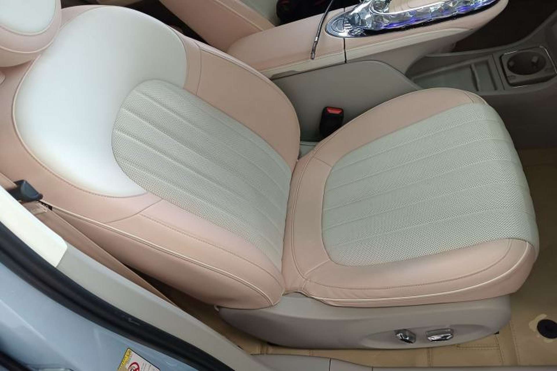 Used ORA Ballet Cat 2022 401 km Nutcracker Edition Right Front Seat
