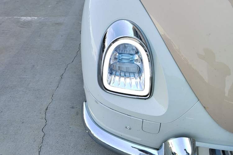 Used ORA Ballet Cat 2022 401 km Nutcracker Edition Right Front Headlight