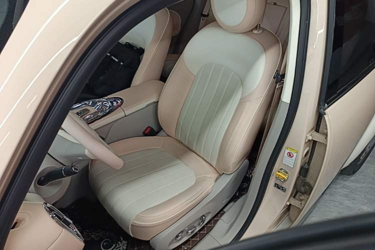 Used ORA Ballet Cat 2022 401 km Nutcracker Edition Left Front Seat