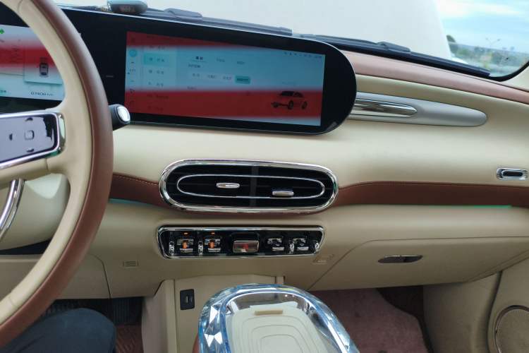 Used ORA Ballet Cat 2022 401 km Nutcracker Edition Audio And AC Panel