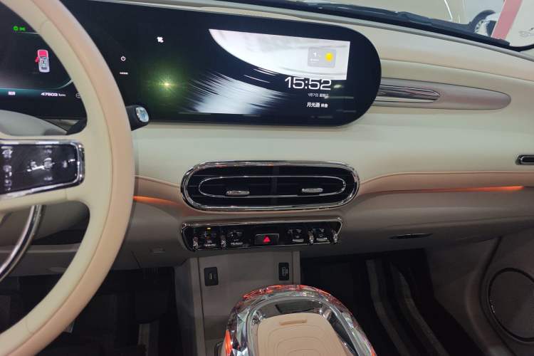 Used ORA Ballet Cat 2022 401 km Nutcracker Edition Audio And AC Panel