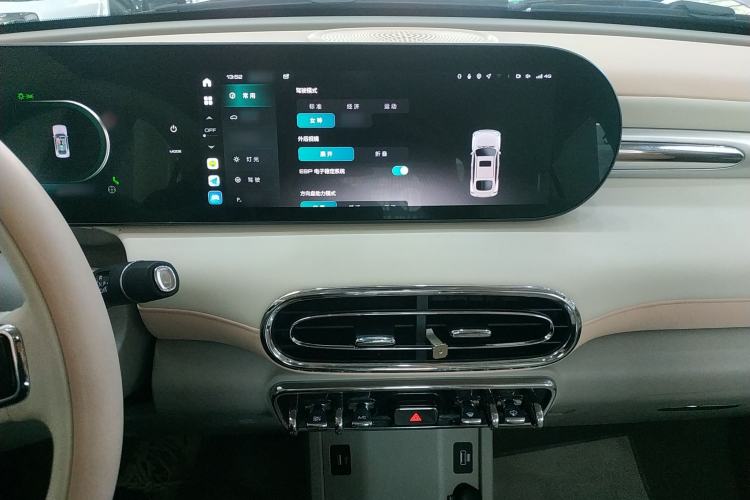 Used ORA Ballet Cat 2022 401 km Nutcracker Edition Audio And AC Panel