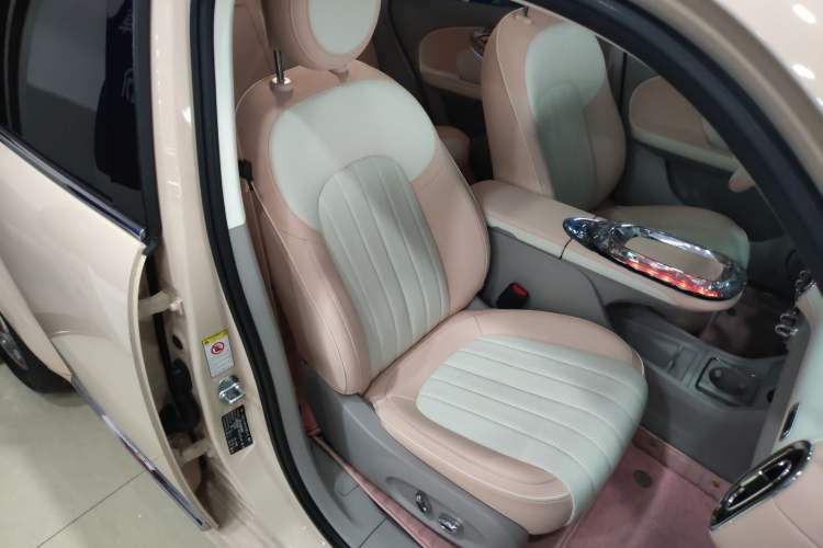 Used ORA Ballet Cat 2022 401 km Nutcracker Edition Right Front Seat