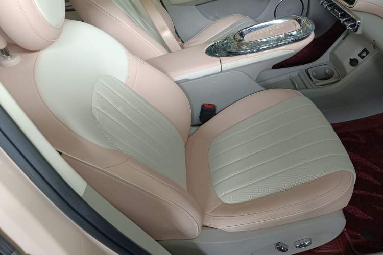 Used ORA Ballet Cat 2022 401 km Nutcracker Edition Right Front Seat