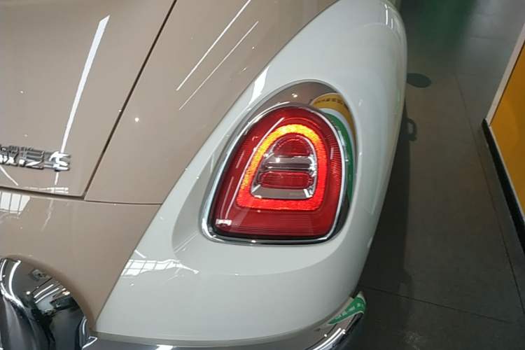 Used ORA Ballet Cat 2022 401 km Nutcracker Edition Right Rear Taillight