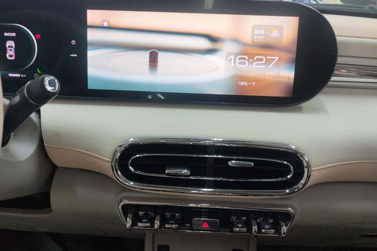 Used ORA Ballet Cat 2022 401 km Nutcracker Edition Audio And AC Panel