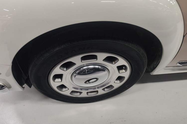 Used ORA Ballet Cat 2022 401 km Nutcracker Edition Left Front Wheel Hub