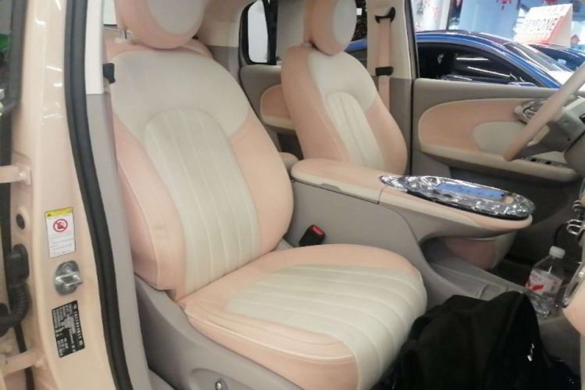 Used ORA Ballet Cat 2022 401 km Nutcracker Edition Right Front Seat