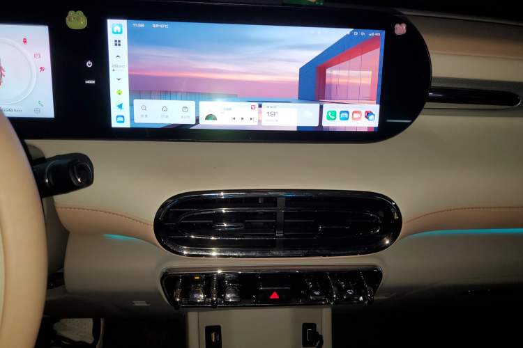 Used ORA Ballet Cat 2023 500 km Luxury Version Audio And AC Panel