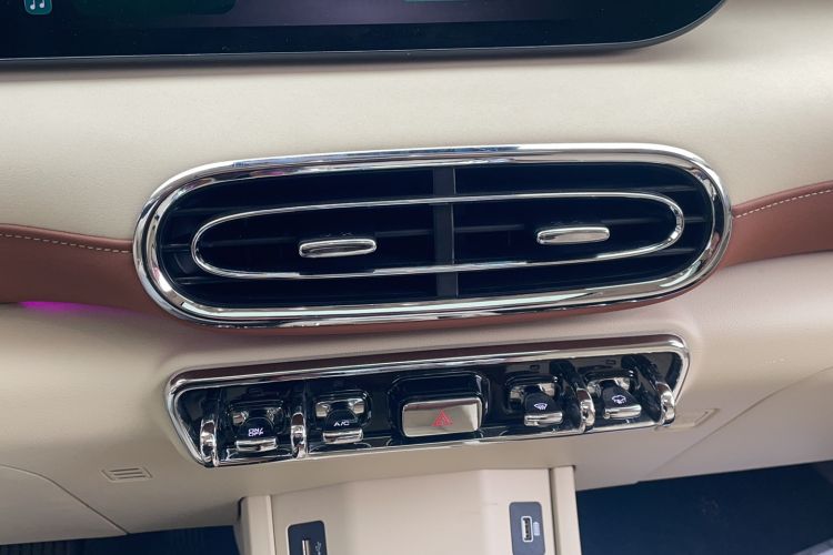 Used ORA Ballet Cat 2023 401 km Luxury Version Audio And AC Panel