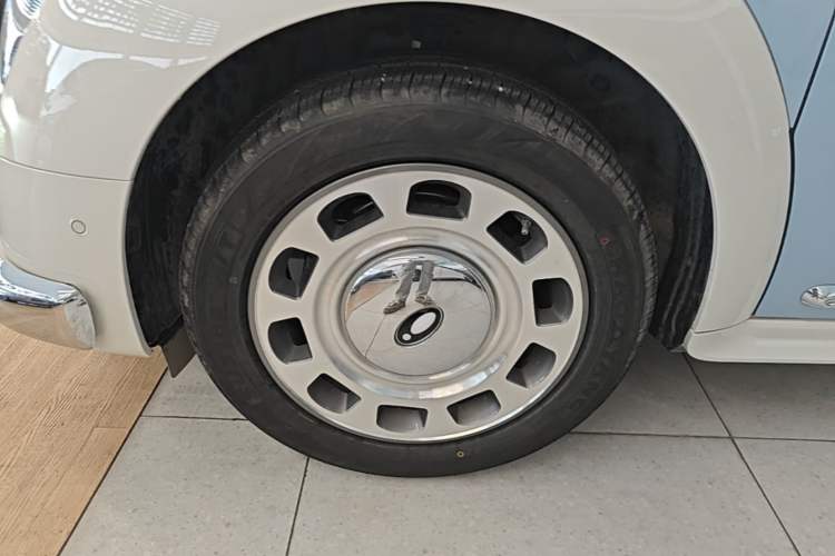 Used ORA Ballet Cat 2023 401 km Luxury Version Left Front Wheel Hub
