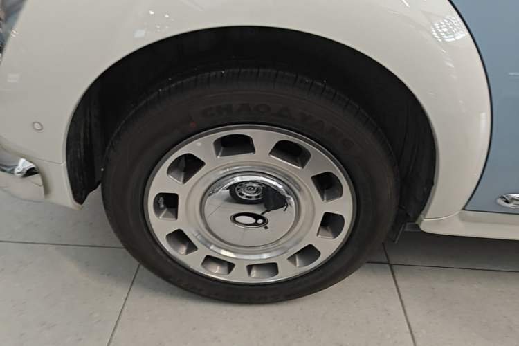 Used ORA Ballet Cat 2023 401 km Luxury Version Right Rear Wheel Hub