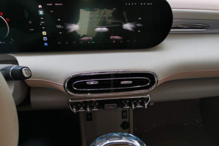 Used ORA Ballet Cat 2023 401 km Luxury Version Audio And AC Panel