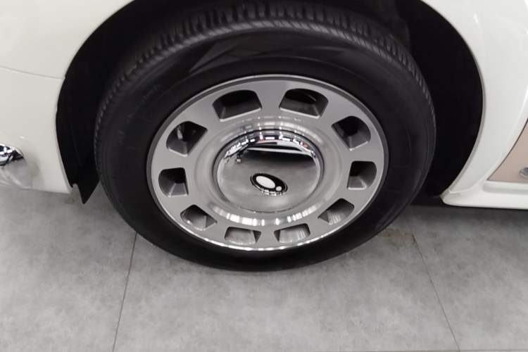 Used ORA Ballet Cat 2023 401 km Luxury Version Left Front Wheel Hub