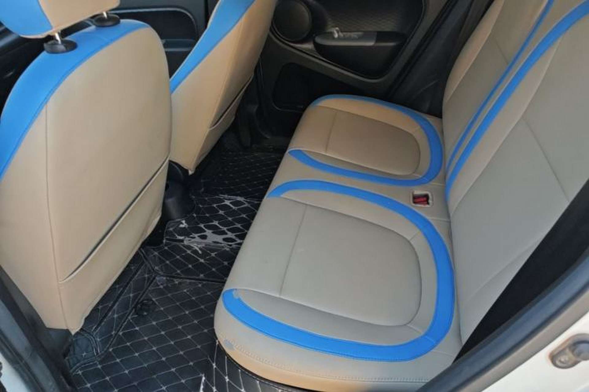 Used ORA Black Cat 2019 351 km Fun Edition Left Rear Seat