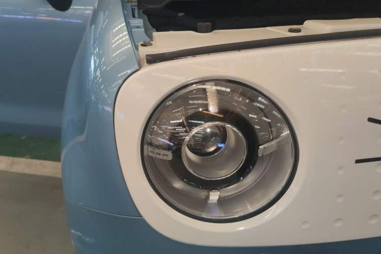 Used ORA Black Cat 2019 351 km Family Edition Right Front Headlight