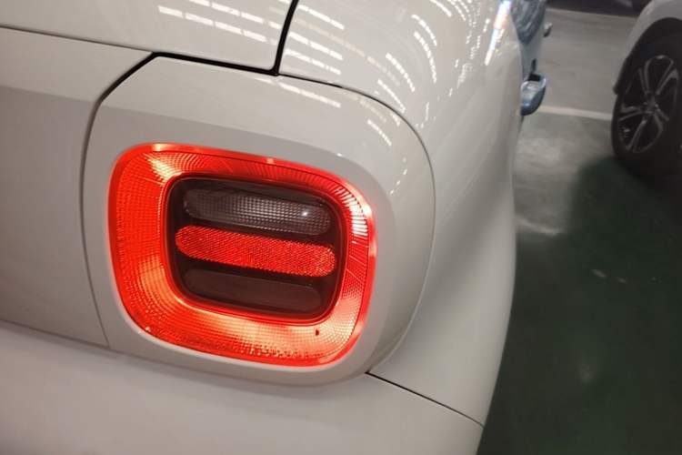 Used ORA Black Cat 2019 351 km Family Edition Right Rear Taillight