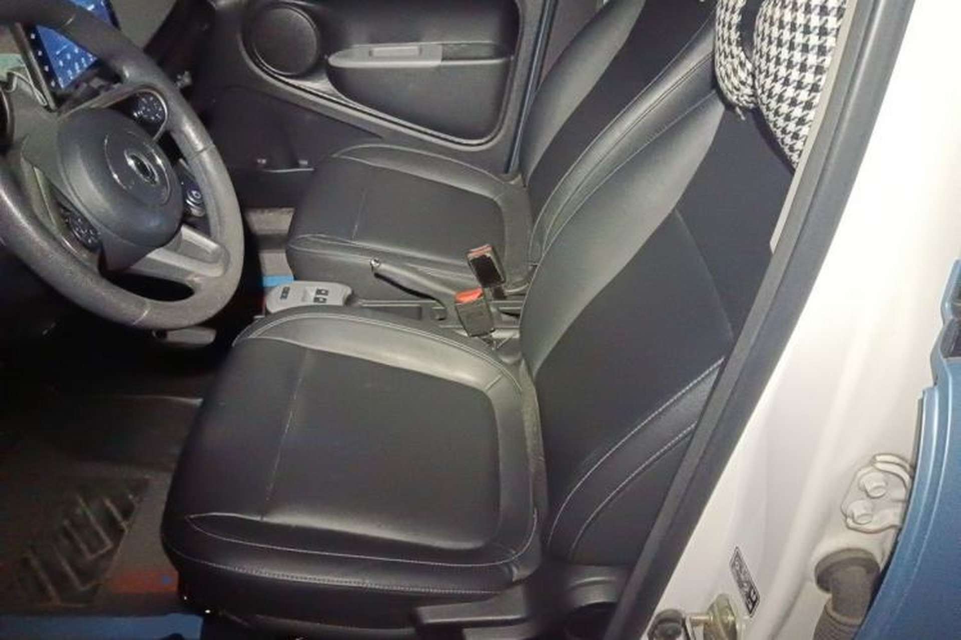 Used ORA Black Cat 2019 351 km Family Edition Left Front Seat