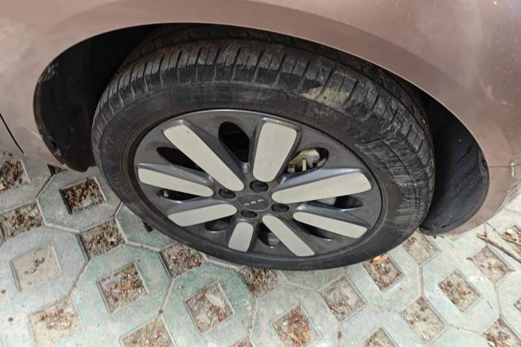 Used ORA Black Cat 2019 351 km Family Edition Right Front Wheel Hub