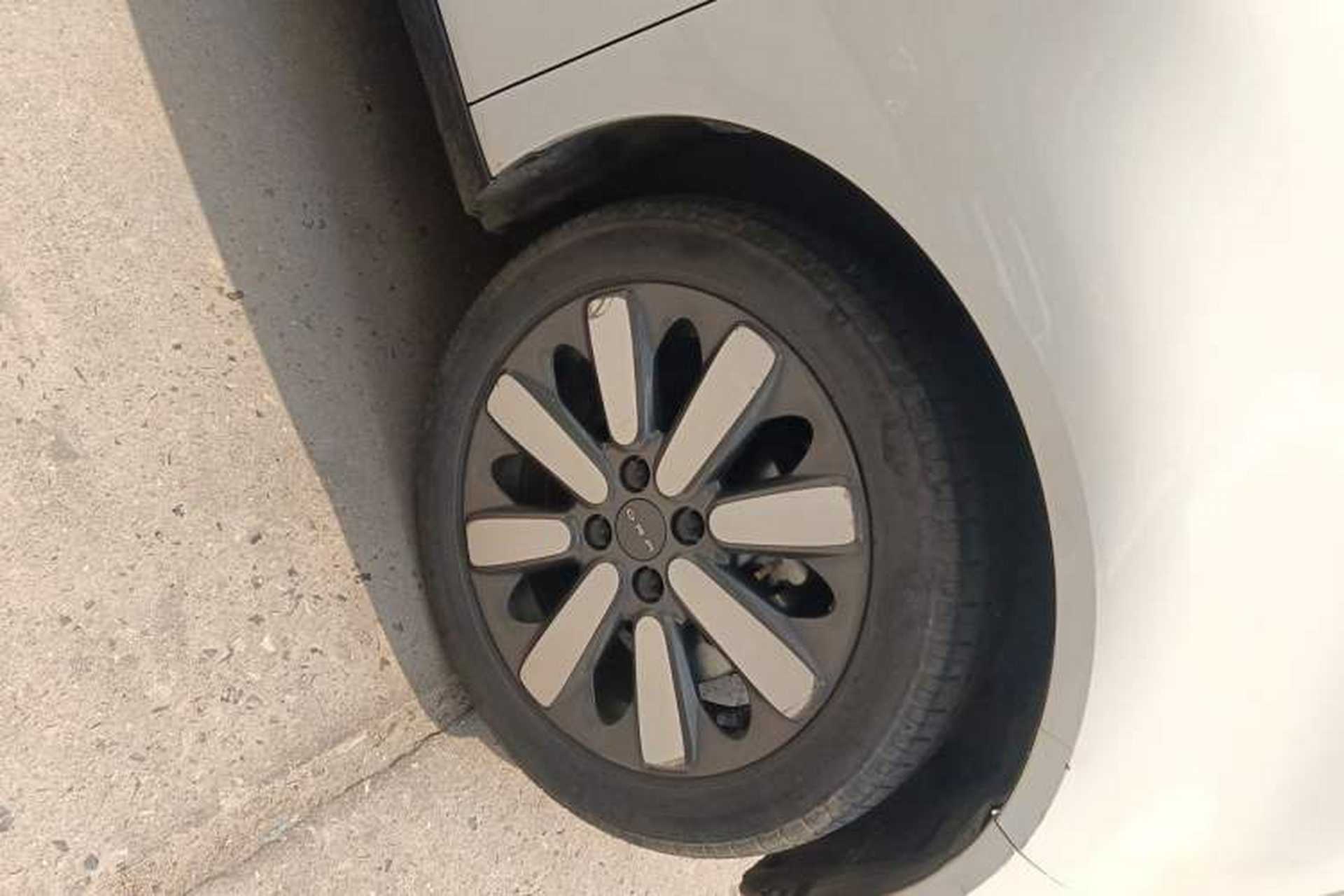 Used ORA Black Cat 2019 351 km Family Edition Right Front Wheel Hub