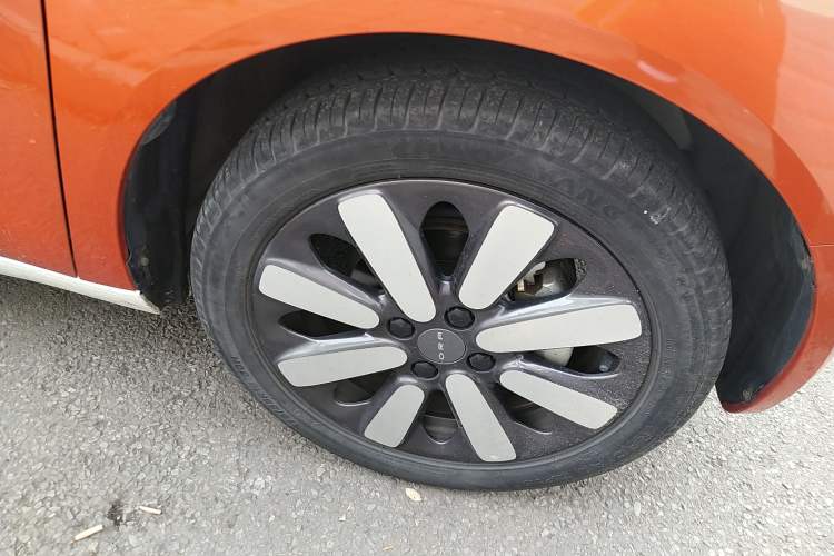 Used ORA Black Cat 2019 351 km Goddess Edition Right Front Wheel Hub