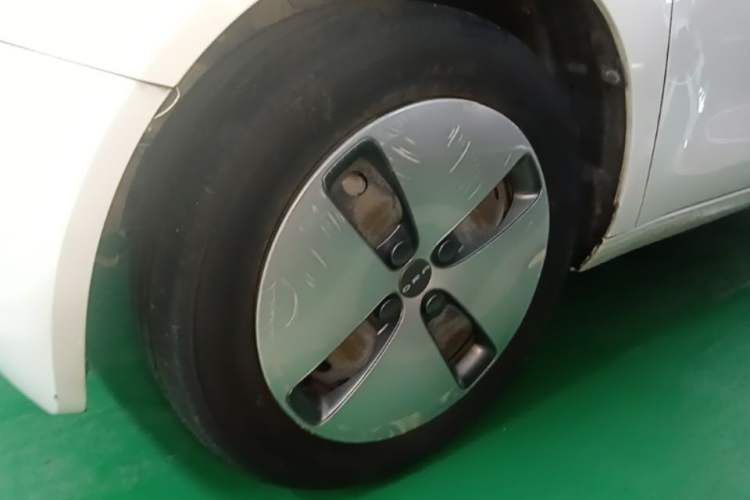 Used ORA Black Cat 2019 351 km Fun Edition Left Front Wheel Hub