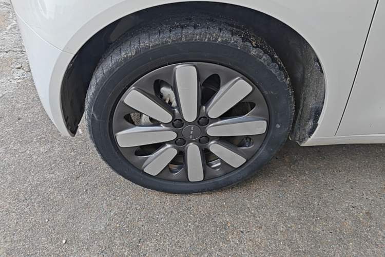 Used ORA Black Cat 2019 351 km Family Edition Left Front Wheel Hub