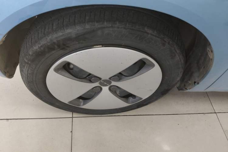 Used ORA Black Cat 2021 301 km Basic Version Left Front Wheel Hub