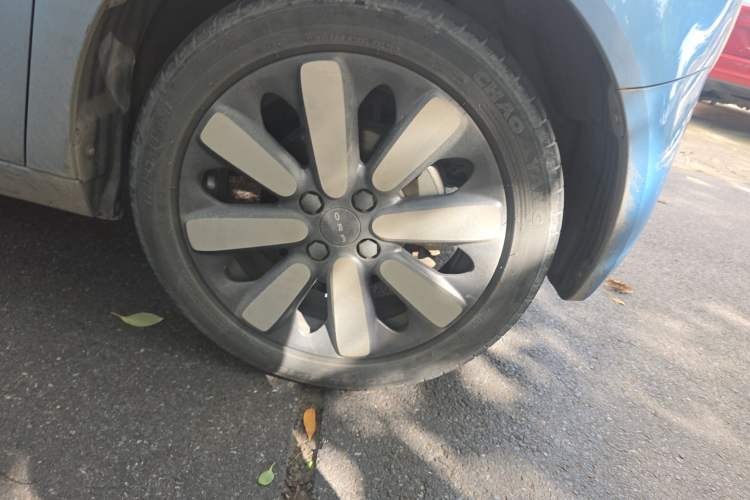 Used ORA Black Cat 2021 351 km Standard Version Right Front Wheel Hub