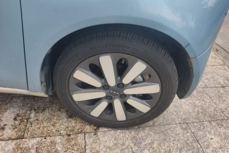 Used ORA Black Cat 2021 351 km Luxury Version Right Front Wheel Hub
