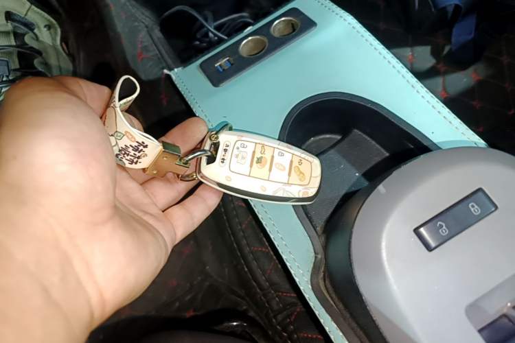Used ORA Black Cat 2021 351 km Standard Version Vehicle Key