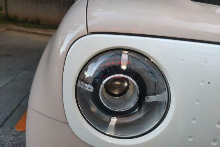 Used ORA Black Cat 2021 301 km Basic Version Right Front Headlight
